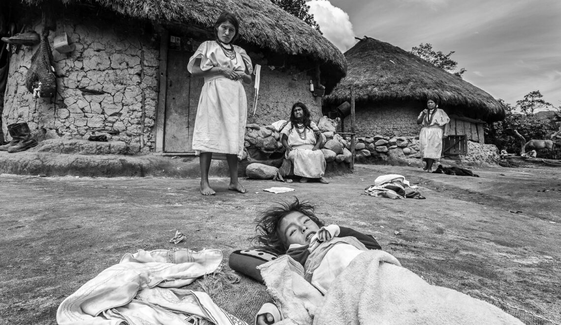 Juanito ha muerto. Su pequeño cuerpo yace tendido como si sólo estuviera dormido, escuchando una canción de cuna, quizá soñando como lo hacen los niños de su edad (cinco años).
Nabusimake, Colombia, 16 de septiembre, 2018