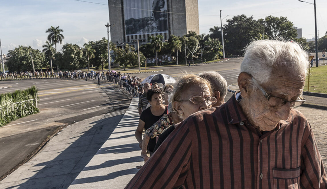 Desde temprana hora, miles de personas hacen fila para poder despedirse de los restos de Fidel Castro que yacen dentro del Memorial a José Martí, el héroe de la independencia cubana.
La Habana, Cuba, 28 de noviembre, 2016