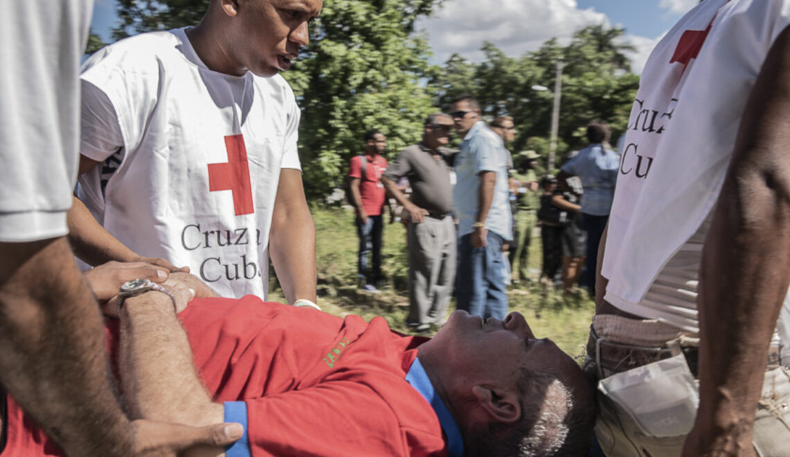 Voluntarios de la Cruz Roja transportan a un hombre que se ha desmayado debido a las fuertes temperaturas que imperan durante el día.
La Habana, Cuba, 28 de noviembre, 2016