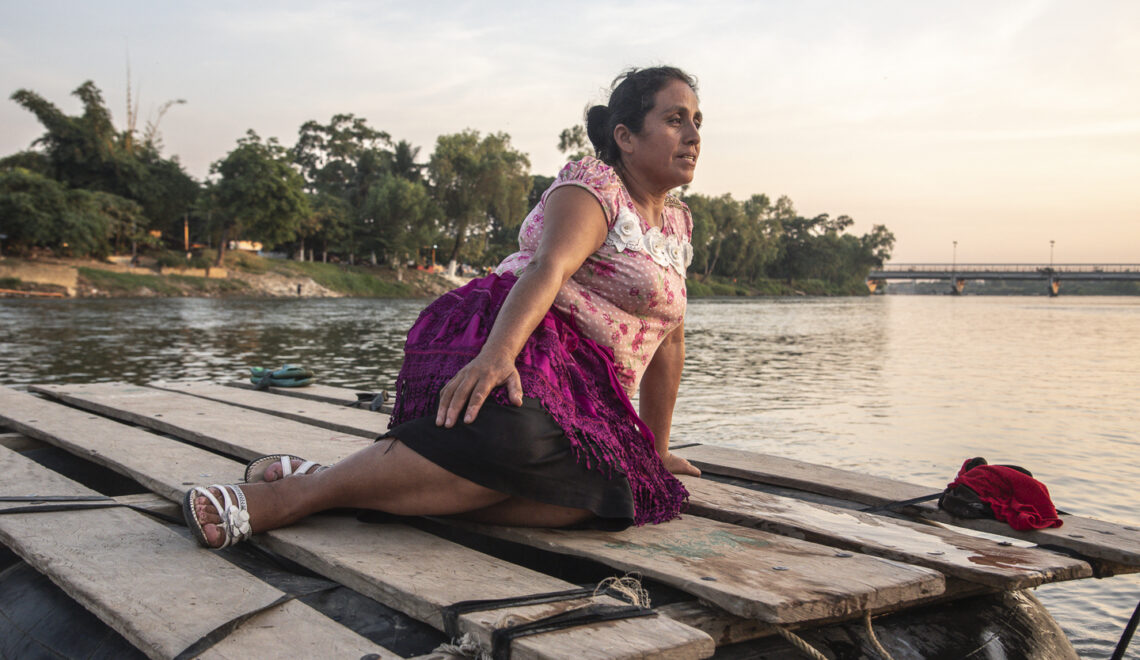 Otro flujo laboral en la frontera sur de México es el de las trabajadoras domésticas, compuesto por mujeres guatemaltecas. Ellas trabajan en los principales centro urbanos fronterizos insertándose en el mercado laboral a edades muy tempranas, lo que influye para que existan abusos laborales: reciben los salarios más bajos de la región con jornadas de trabajo mayores a ocho horas diarias.
Paso El Coyote, Frontera México-Guatemala, 7 de diciembre, 2019