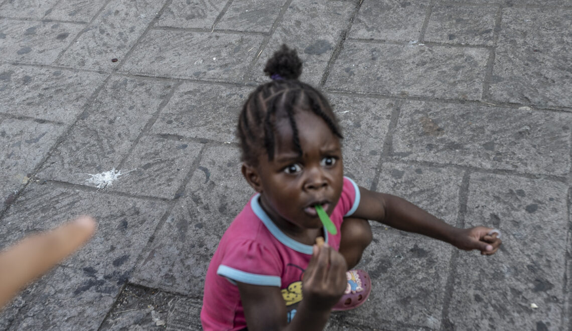 Una de las principales comunidades que han migrado en los últimos años es la haitiana; muchas de estas familias que viajan con menores de edad están detenidas en territorio mexicano en espera de un permiso que les permita continuar su paso hacia hacia el norte del continente.
Tapachula, México, 4 de diciembre, 2019