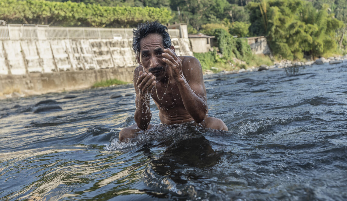 Un hombre se baña en las aguas del río Suchiate bajo el puente del puerto fronterizo Talismán-El Carmen, uno de los ocho cruces formales que comparten ambos países.
Talismán, México, 8 de diciembre, 2019