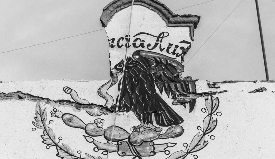 La imagen del escudo nacional de México fracturado, es la fachada del palacio municipal de San antonio, Alpanocan, en el estado de Puebla, su ubicación está aproximadamente a 40 kilómetros donde se registró el epicentro del terremoto. Septiembre 24, 2017. San antonio Alpanocan, México