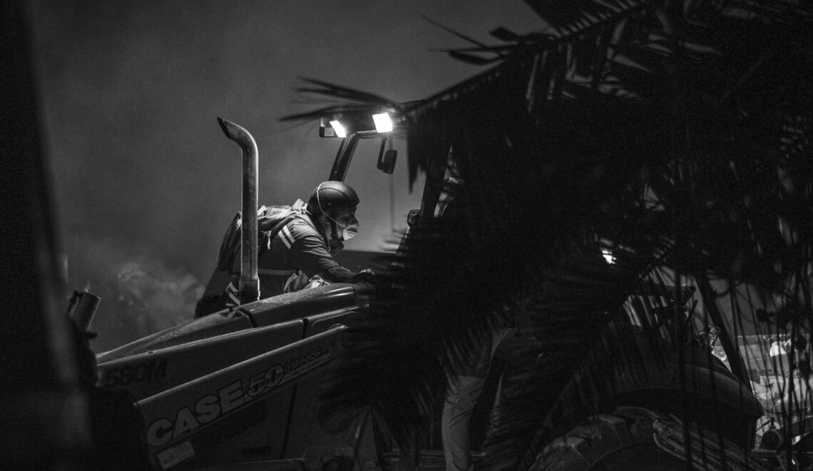 Al caer la noche, un rescatista se ayuda con la luz de un tractor para buscar algún posible sobreviviente tras el derrumbe del edificio ubicado entre las calles San Luis Potosí y Medellín, en la colonia Roma. Ciudad de México, septiembre, 2017