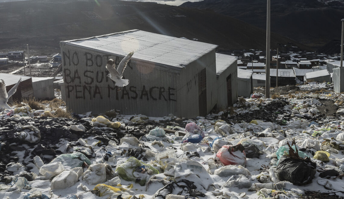 “No tirar basura so pena de matanza” es la leyenda que aparece en medio de una montaña de basura: en La Rinconada no hay sistema de limpieza. La contaminación del aire, del agua y de la tierra es uno de los grandes problemas de este pueblo.
La Rinconada, Perú, 06 de noviembre de 2019