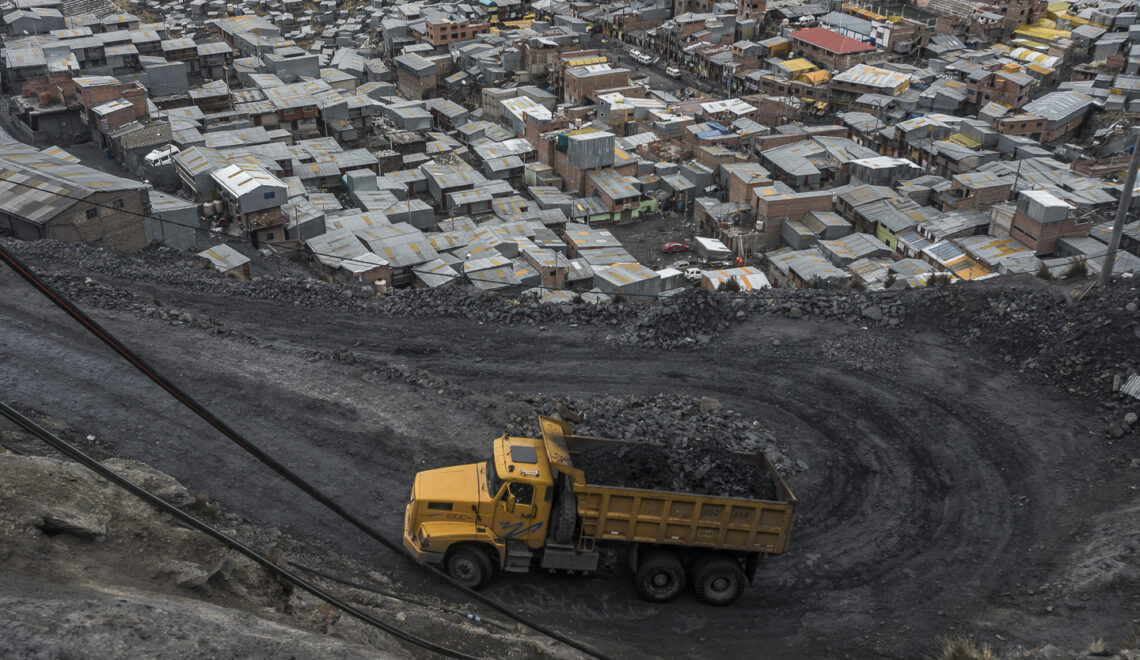 Un camión de carga transporta residuos de carbón en el Departamento de Ananea, Perú. Mientras las grandes corporaciones extraen los recursos naturales, las poblaciones y los pobladores originarios mantienen un nivel de vida y crecimiento muy limitado: sumidos en condiciones de pobreza agotando los recursos no renovables. 
La Rinconada, Perú, 7 de noviembre, 2019